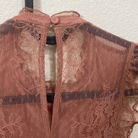 🎱Elegant Lace Sleeveless top! - Picture 9 of 10